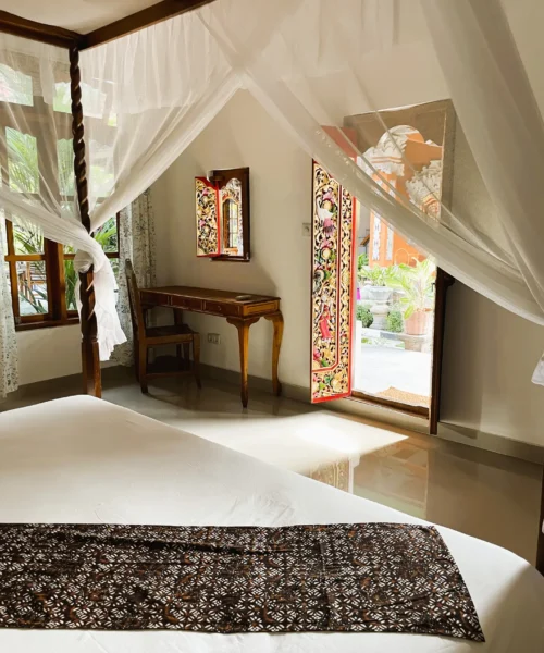 2.1 Insight a light room with king-size bed